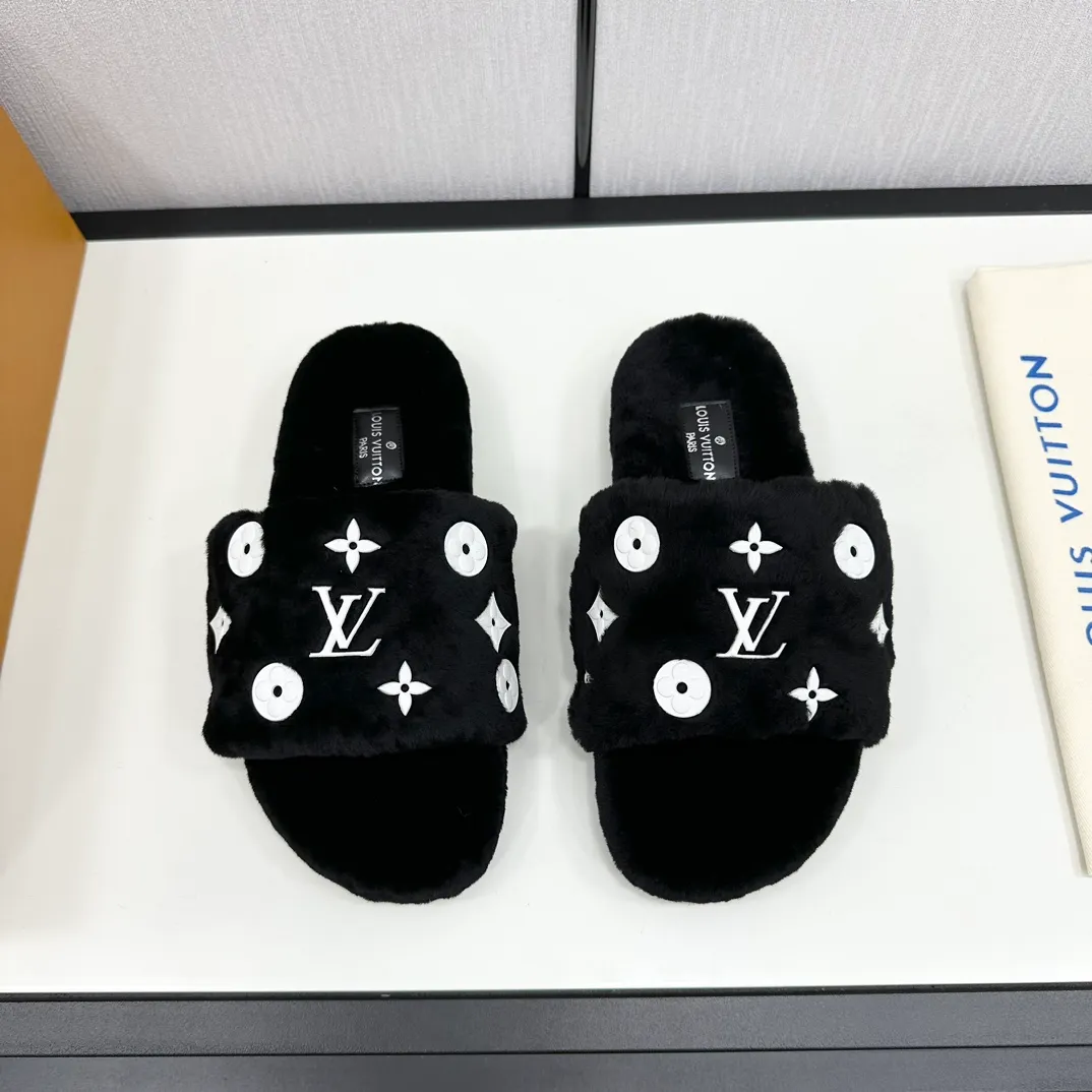 👟👟Ex-factory price 520👟👟 High-end quality L. Latest fur mop 🍟 Original imported genuine leather outsole 🍆 Imported fur-integrated lambswool fabric (LV letters are attached to the car, which is not comparable to wool on the market. The wool on the market is easy to pull out and the quality is comparable🆚) 🧐 Inner lining/foot pads: imported wool 🥰 SIZE: 35-41 (40/41 customized, non-returnable) 🥴 Original packaging